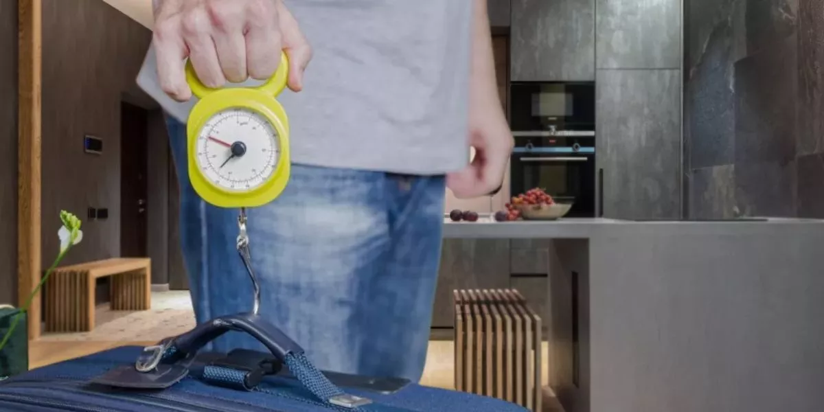 Como-pesar-una-maleta-en-casa