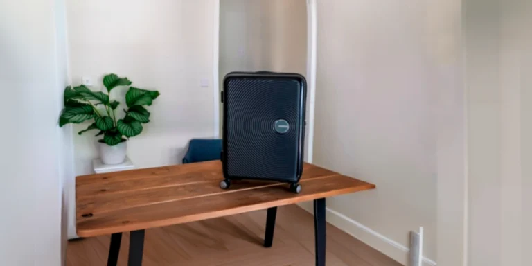 Maleta-American-Touriste-Soundbox-negra-antes-de-viajar-equipaje-de-mano-moderno