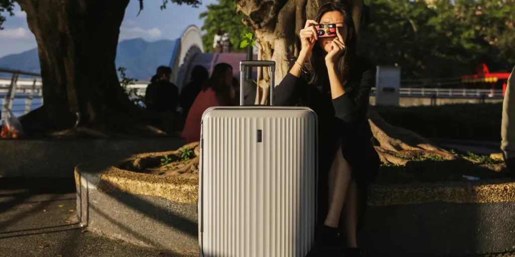 maleta de 25kg-rigida-y-camara-en-un-parque-escenico