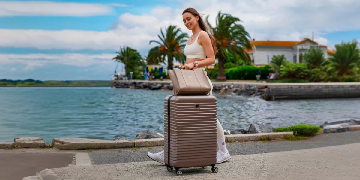 Mujer-joven-caminando-con-su-maleta-de-vacaciones