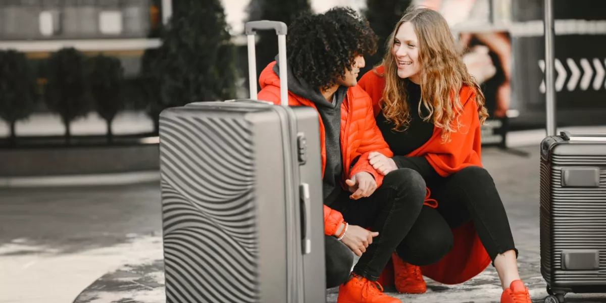 maletas grises al viajar