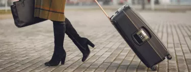 Llevar-maleta-rigida-en-el-aeropuerto