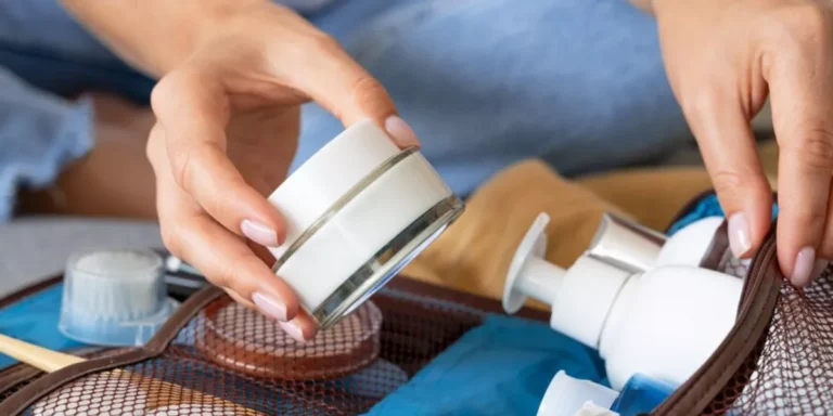 Llevar-maquillaje-base-en-maleta-de-cabina