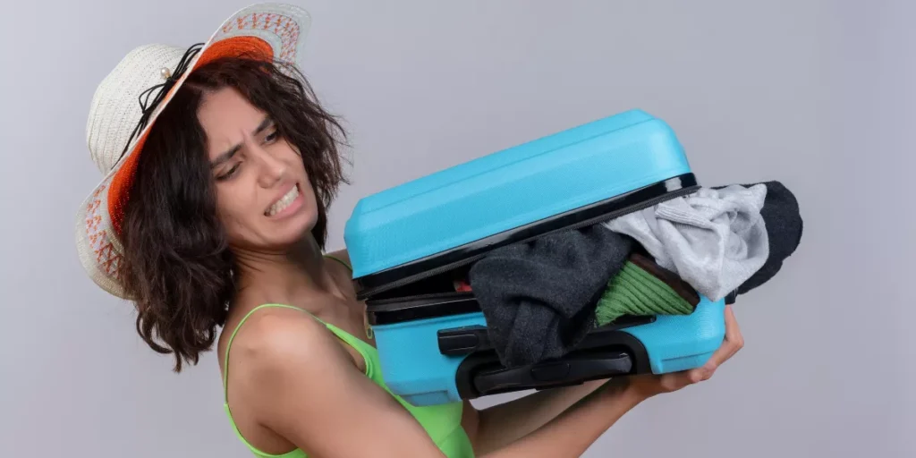 Mujer-con-maleta-pesada-antes-de-viajar