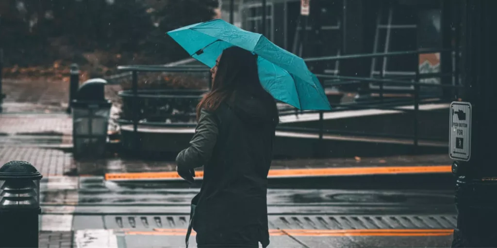 Mujer-con-su-paraguas-en-la-ciudad-en-un-dia-de-lluvia