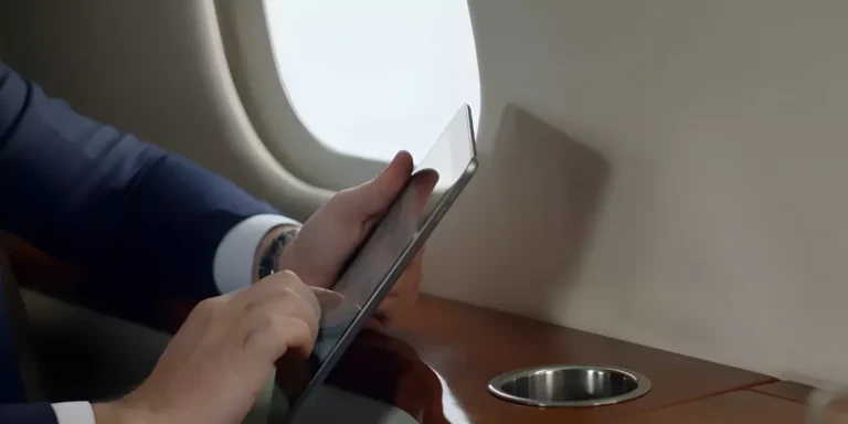 Se-puede-llevar-tablet-en-el-avion-en-cabina