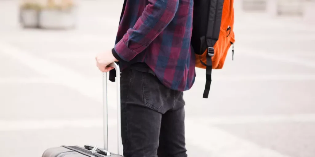 Viajar-con-maleta-y-mochila